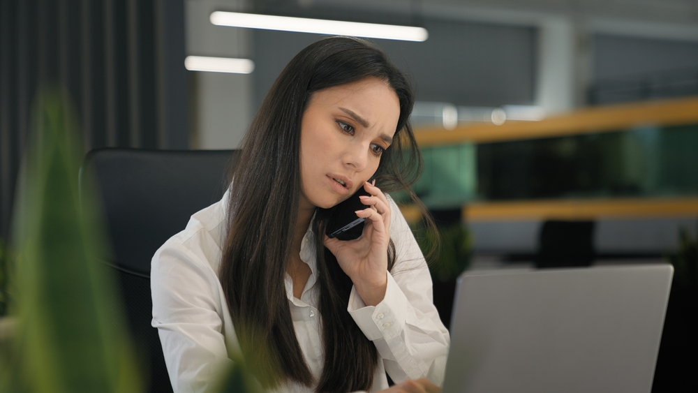 frau am telefon